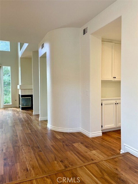 Building Photo - 22 Titian