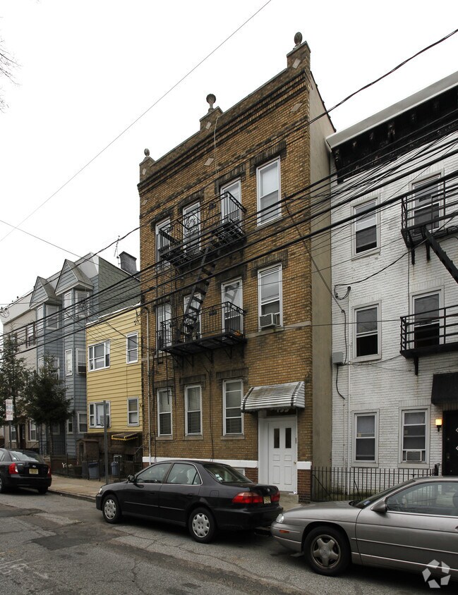 Building Photo - 133 Hopkins Ave
