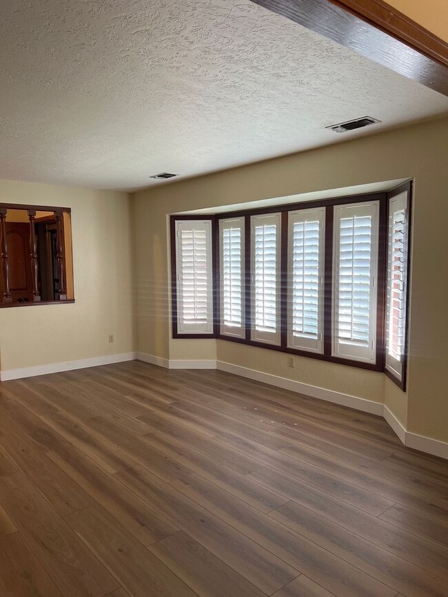 Foto del edificio - BEAUTIFULLY UPDATED 3 BEDROOM HOME!!