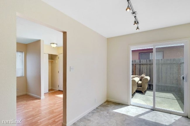 Building Photo - 935 Heartwood Ave