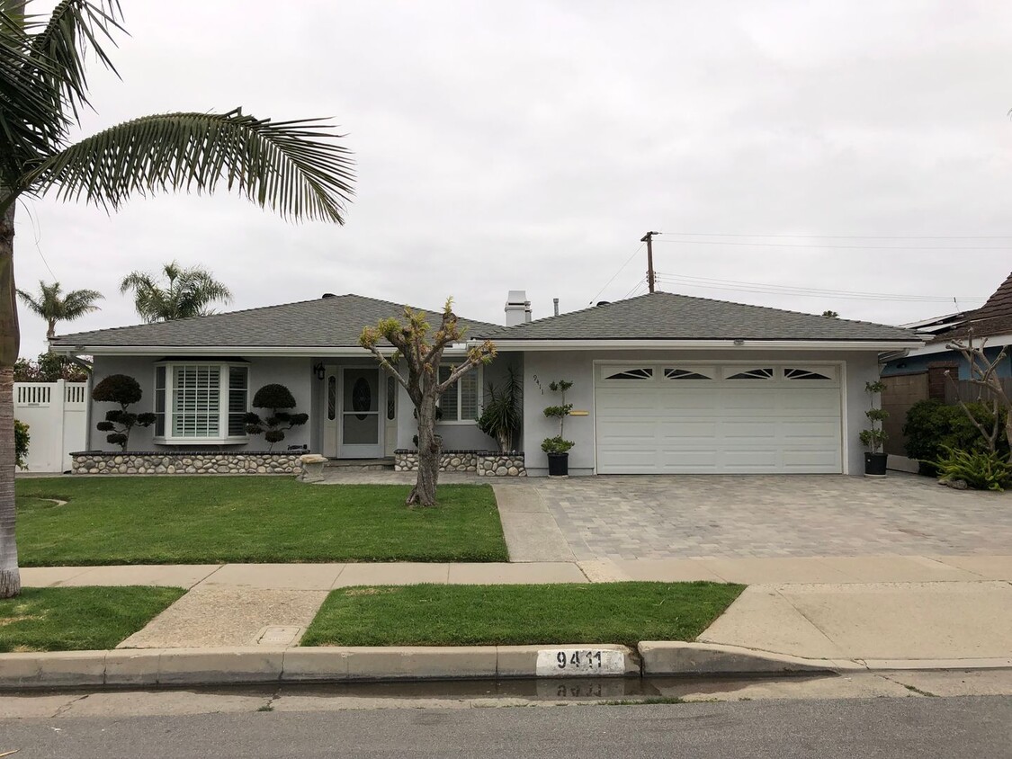 Foto principal - Rare custom home in South Huntington Beach...