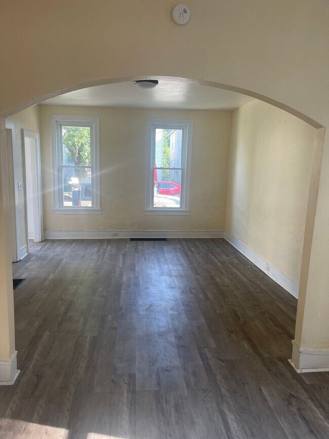 Building Photo - 3 br, 1 bath House - 636 East 25th