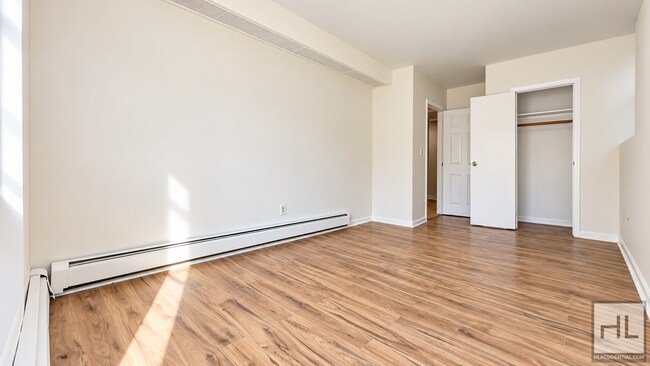 Foto del edificio - Spacious 2BR with Oversized Living Room in Astoria