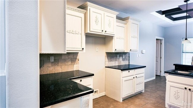 Building Photo - 10 Linva Ave