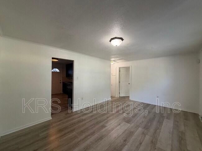 Foto del edificio - 903 Freedom Ave