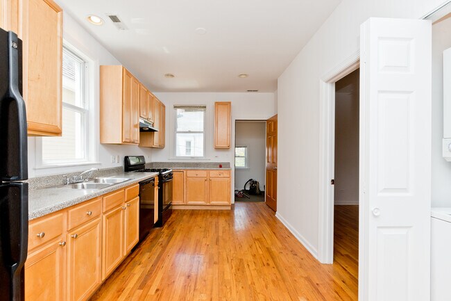 Building Photo - 3138 N Southport Ave