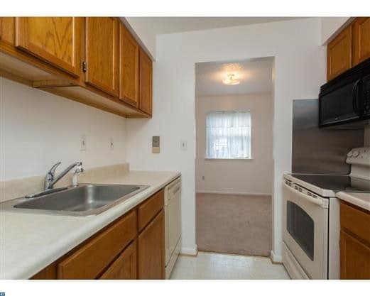 Kitchen - 3301 Valley Dr