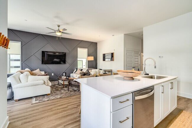Building Photo - Fully Furnished near Soccer stadium