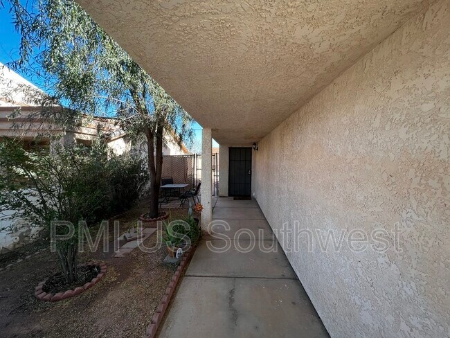 Building Photo - 2436 Lakeside Dr