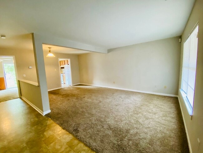 Building Photo - Adorable 3 bdrm/1.5 bath Home Located Clos...