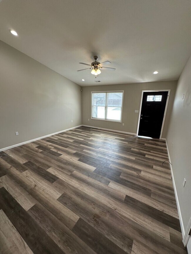 Building Photo - 1081-MF3-E
