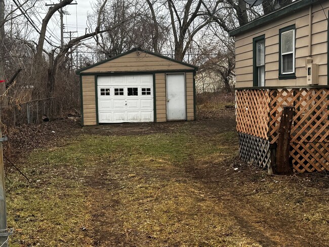 Building Photo - 2 Bed 1 Bath Home In Pontiac