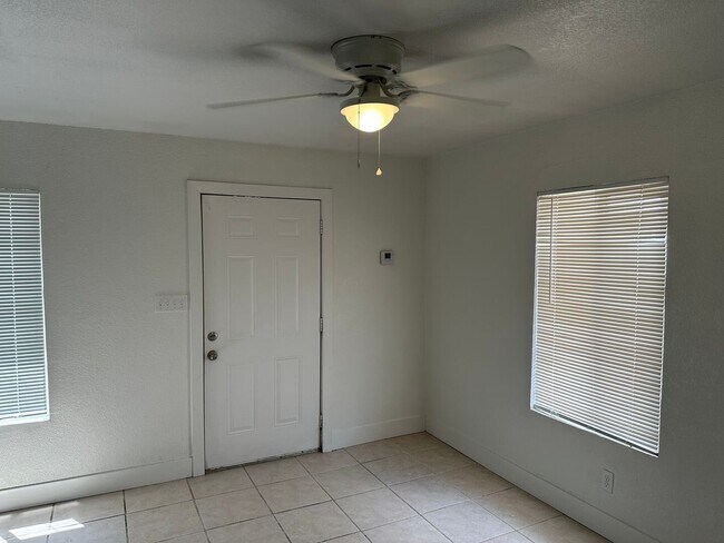 Foto del edificio - One story one bedroom Duplex Apartment, All Tile Floors!!! All Appliances!! Big back yard!!