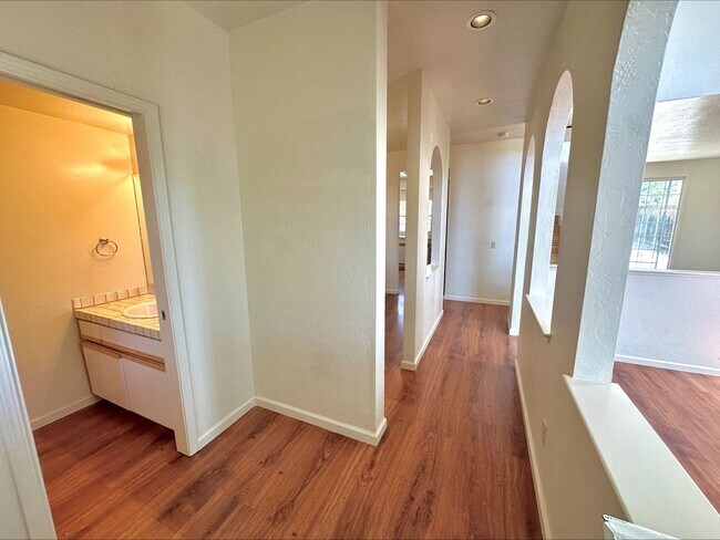 Building Photo - Spacious Bright Thee Bedroom House in El G...