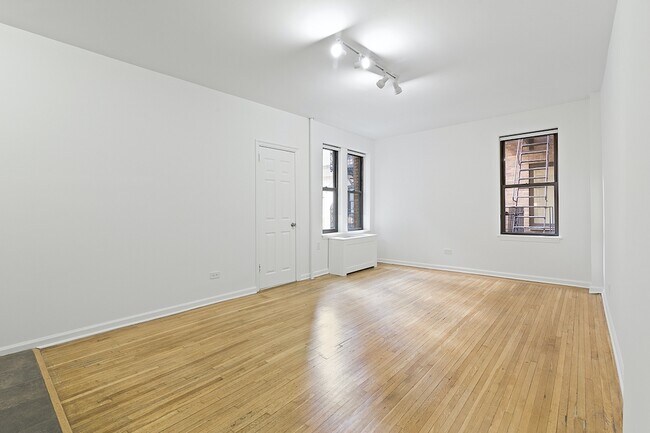 Building Photo - 225 W 23rd St