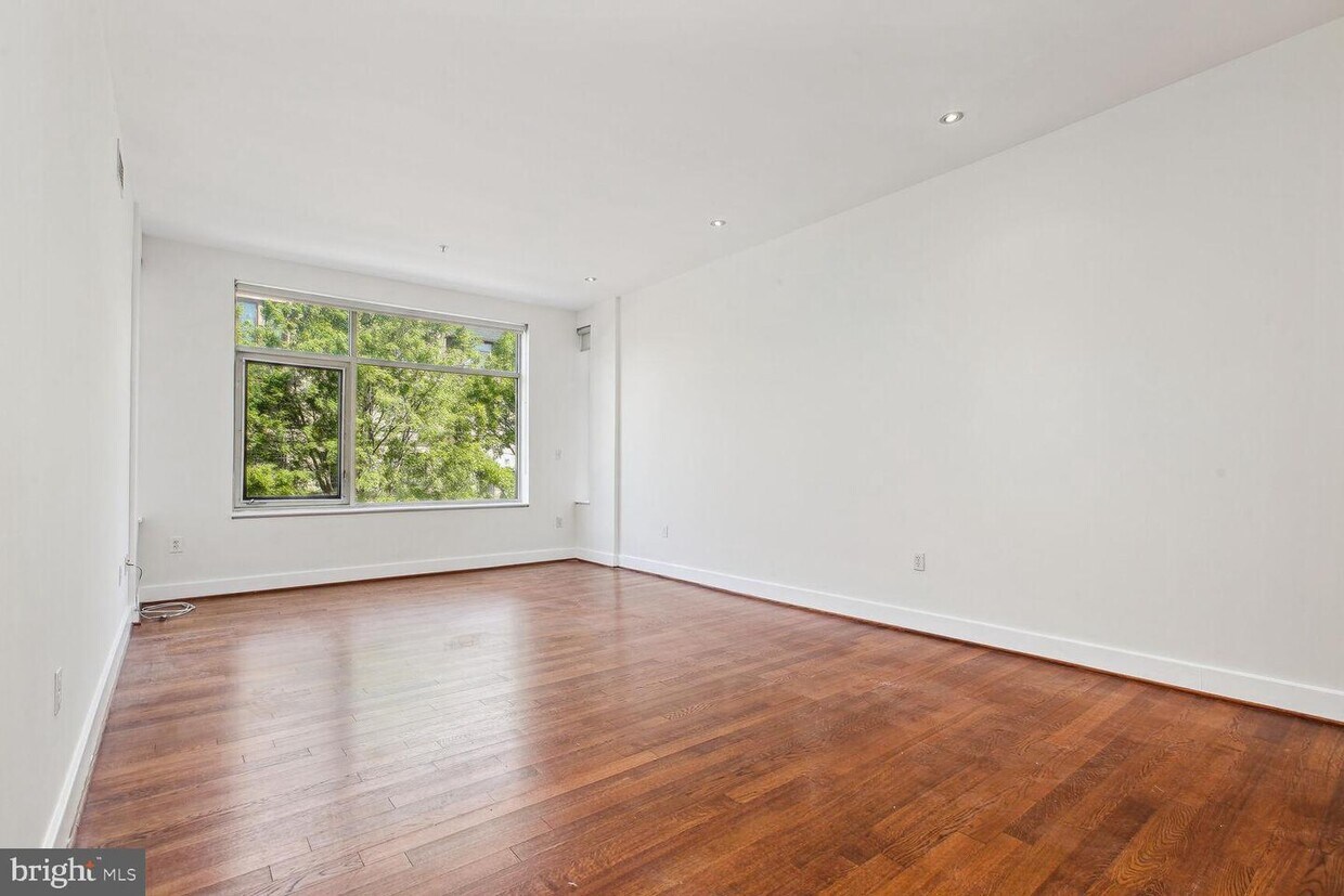 Primary Photo - 1348 Euclid St NW