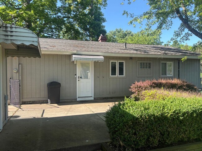 Building Photo - 6284 Woodsdale Dr