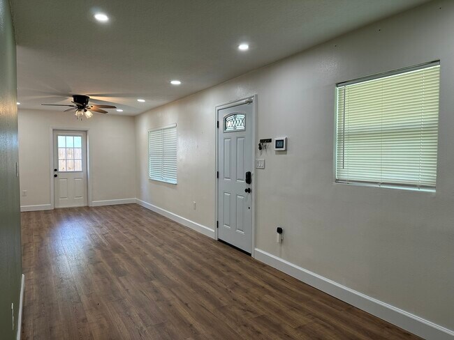 Building Photo - 5932 Mckee Lake Dr N