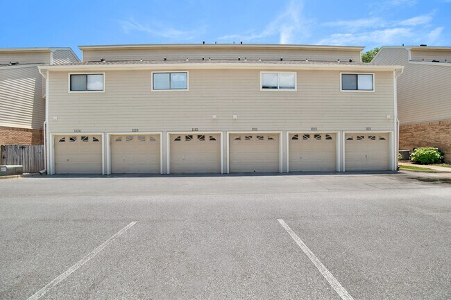 Building Photo - One Bedroom Condo with Loft, One-car Garag...