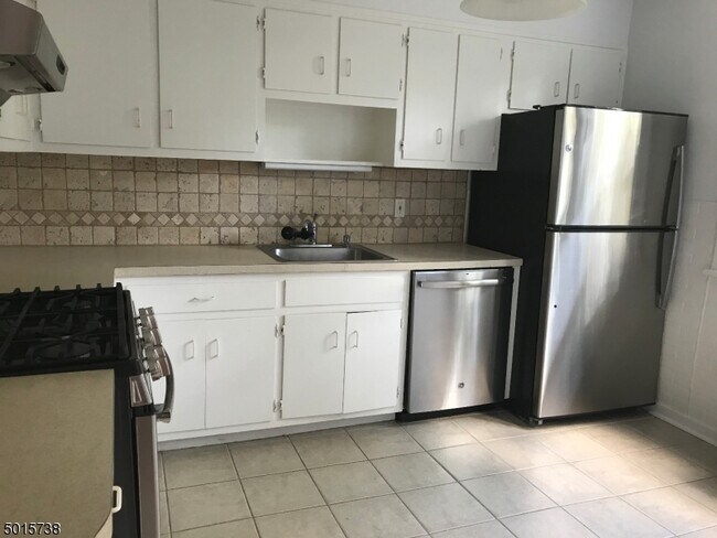 Foto del edificio - 180 Old Short Hills Rd