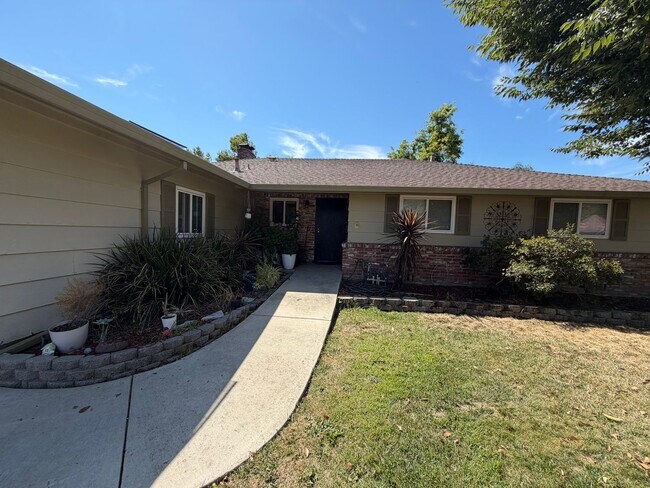 Building Photo - 4752 Crestview Dr