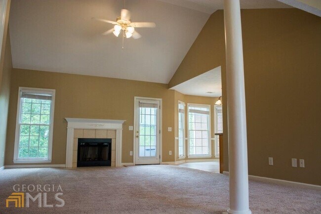 Foto del edificio - 8037 Creekland Dr