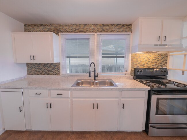 Kitchen - 1921 Oglesby Ave