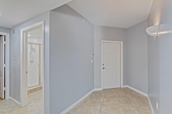 Building Photo - 100 Uno Lago Dr