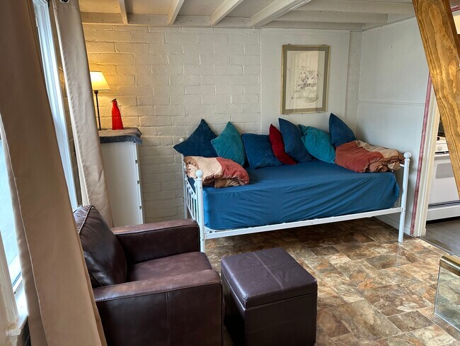 Day bed on the ground floor - 131 Crowley Lake Dr