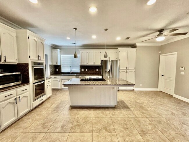 Building Photo - $3,500 Private pool, Solar Panels, 5 Bed, ...