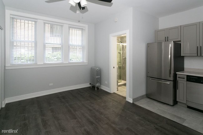 Building Photo - 1521 W Sherwin Ave