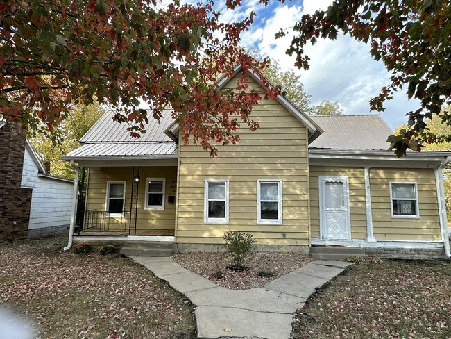 3BR/2BA Duplex - 804 W Walnut St