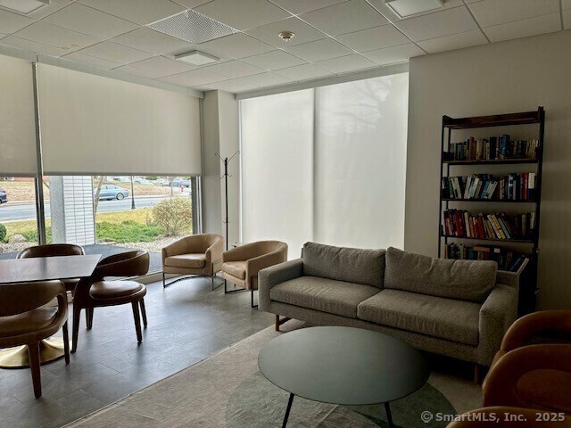 Foto del edificio - 887 Farmington Ave