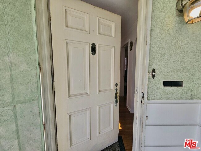 Foto del edificio - 2211 W 78th Pl