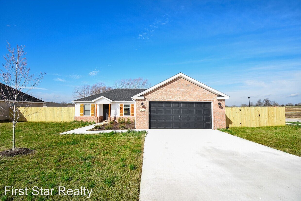 3 br, 2 bath House 1690 Gallant Fox House Rental in Prairie Grove