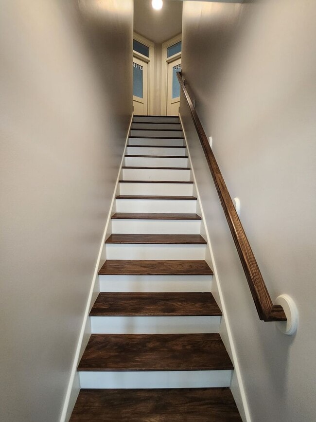 Building Photo - Newly Renovated One Bedroom Available Toda...
