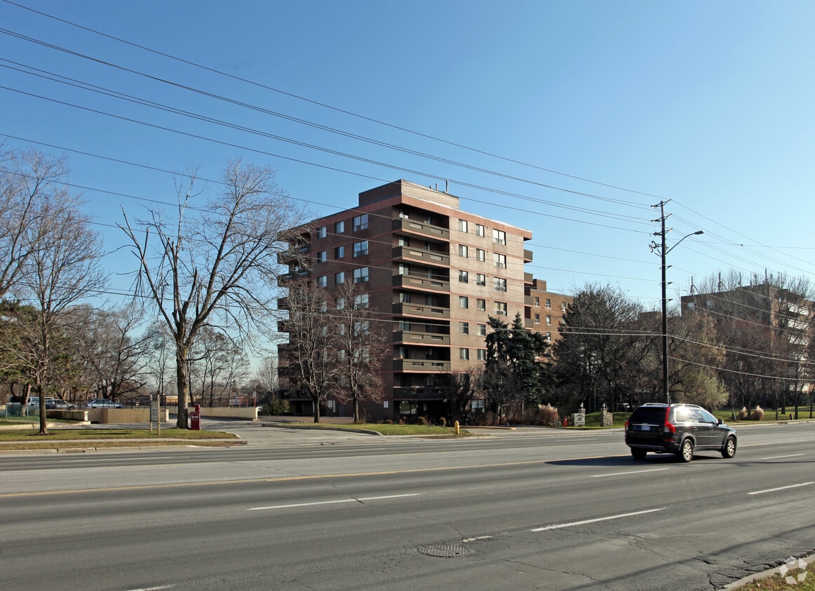 Crystal Place Apartments 7451 Yonge St Markham, ON