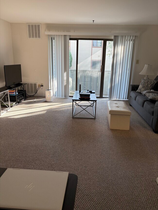 Foto del edificio - 613 Poplar Ct