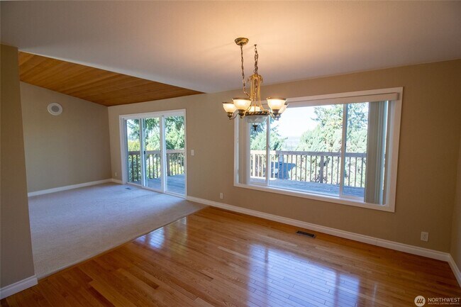 Building Photo - 4Bd/3.5Ba Bellevue Home