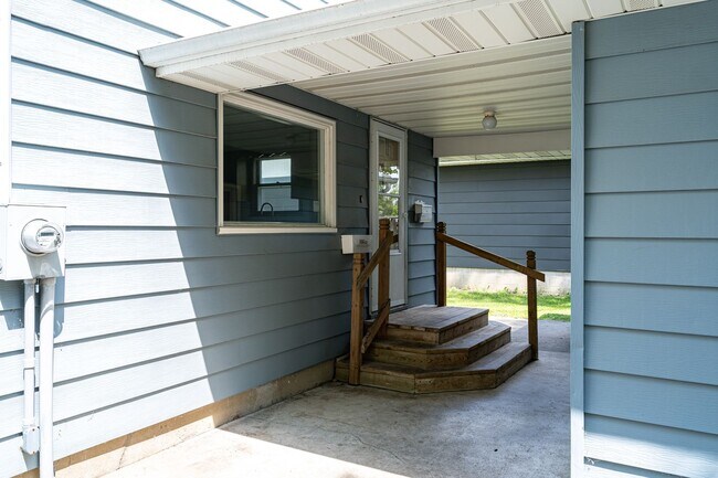 Building Photo - 3 Bedroom, 2 Bath Single Family Home