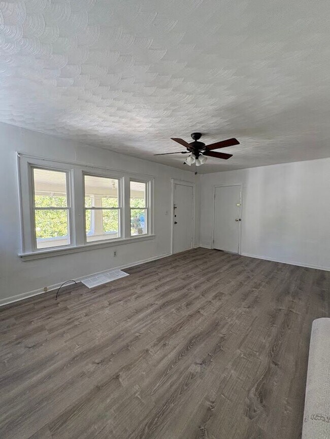 Foto del edificio - Four bedroom two bathroom home for rent