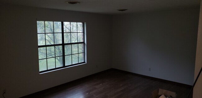 Apartamento tranquilo y espacioso en el segundo piso. - 100 S James St