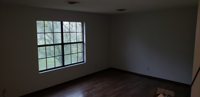 Quiet & Spacious Apartment on 2nd floor - 100 S James St