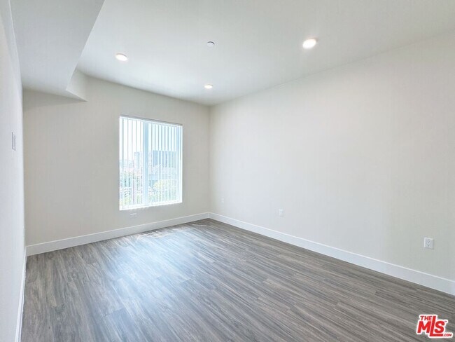 Foto del edificio - 1037 Dewey Ave