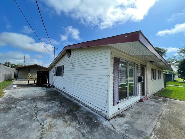 Building Photo - 1409 Sunset Dr