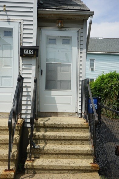 Building Photo - 219 Portsea St