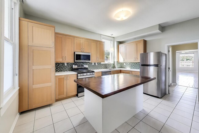 Building Photo - 2733 N Mozart St