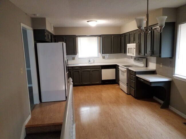 Building Photo - FREE TV w/Move in Feb! 3 Bed 2 Bath 2 Car ...