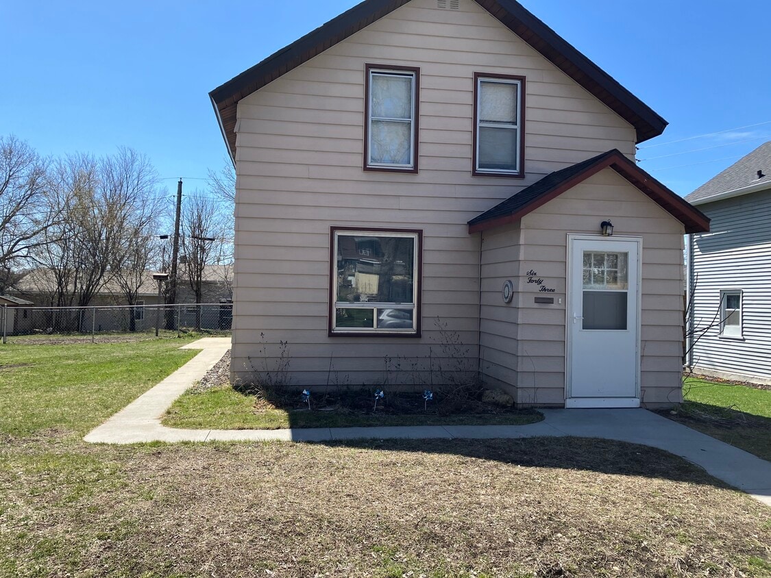 643 W Stanton Ave, Fergus Falls, MN 56537 House Rental in Fergus