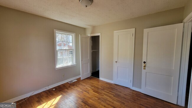 Building Photo - 3743 Poplar Dr
